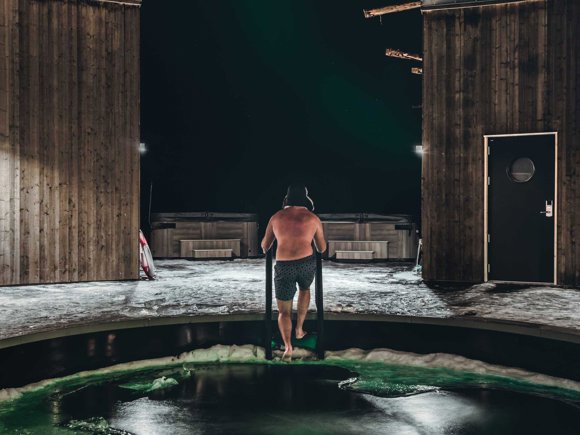 Cold bath experience at a Swedish spa hotel in Lapland