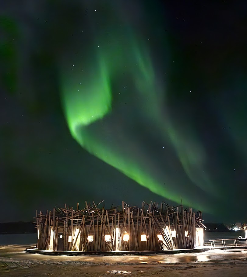 Norrsken som lyser upp himlen över Arctic Bath.