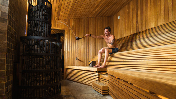 Stillhet i bastun på Arctic Baths spa i Norrbotten – värme, tystnad och närvaro.