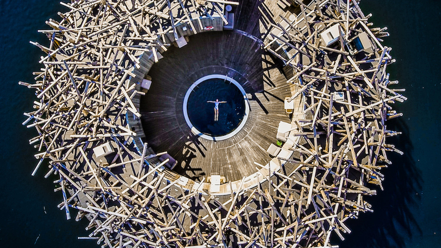 Spa i Norrland med flytande arkitektur i orörd natur.