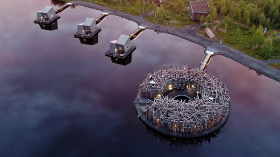 Från Piteå tar det knappt 90 minuter med bil – men när du anländer känns det som att tiden saktar in. Omgivningen, arkitekturen och känslan gör Arctic Bath till mer än ett spa – det är en plats för återhämtning. Checka in, varva ner och låt både kropp och sinne landa i våra unika flytande eller landnära rum.