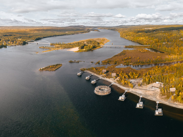 Flygvy över Arctic Bath – spaupplevelse i norrländsk natur nära Piteå.