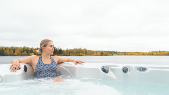 Kvinna i bubbelpool på Arctic Bath Spa i Norrland.